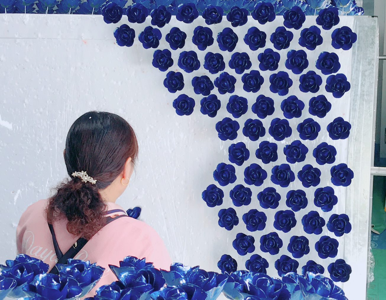 Workers producing natural 24K gold dipped roses in China