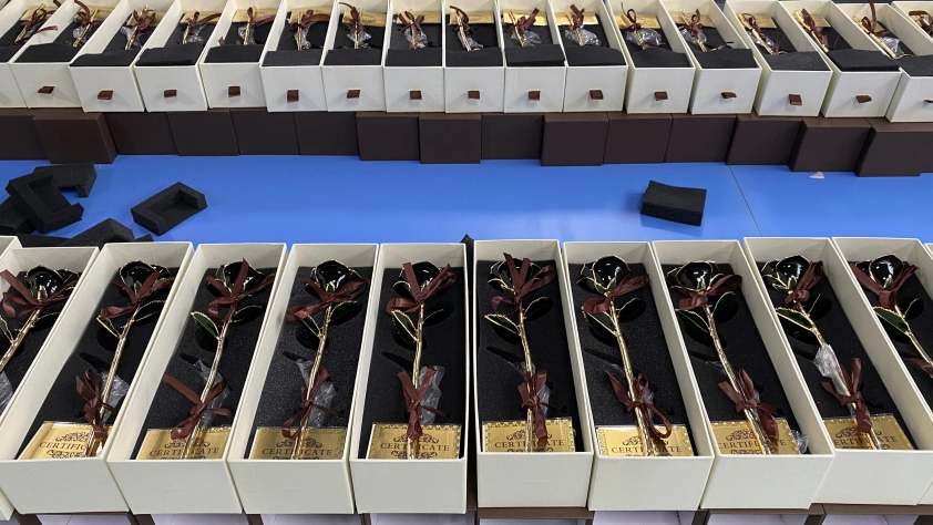 Valentine’s Day Bestseller – Real Preserved Gold Roses