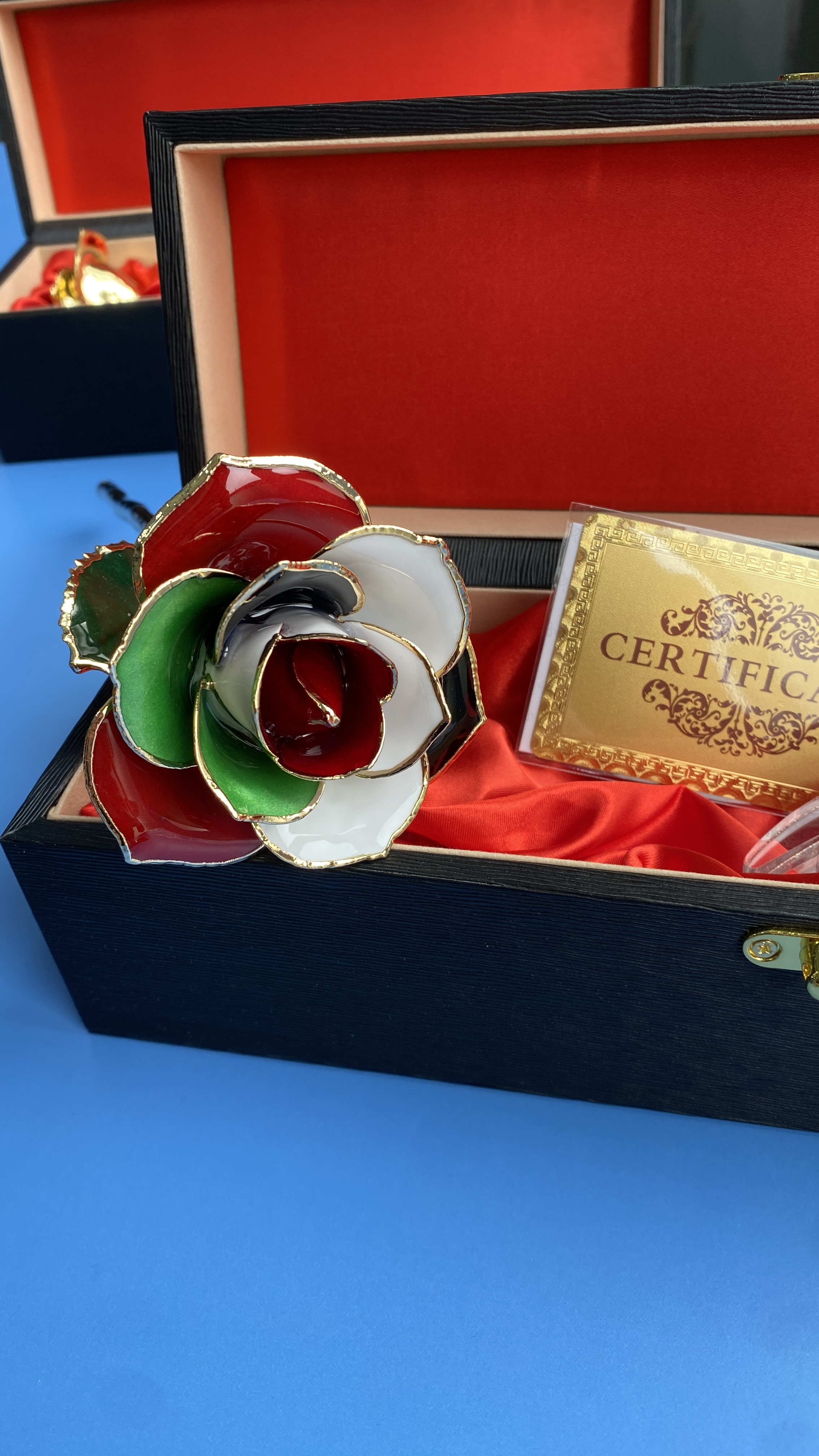 custom-color-gold-dipped-roses.jpg