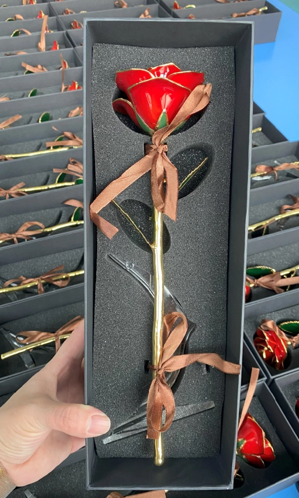 Handcrafted Gold Roses – A Luxury Gift to Treasure