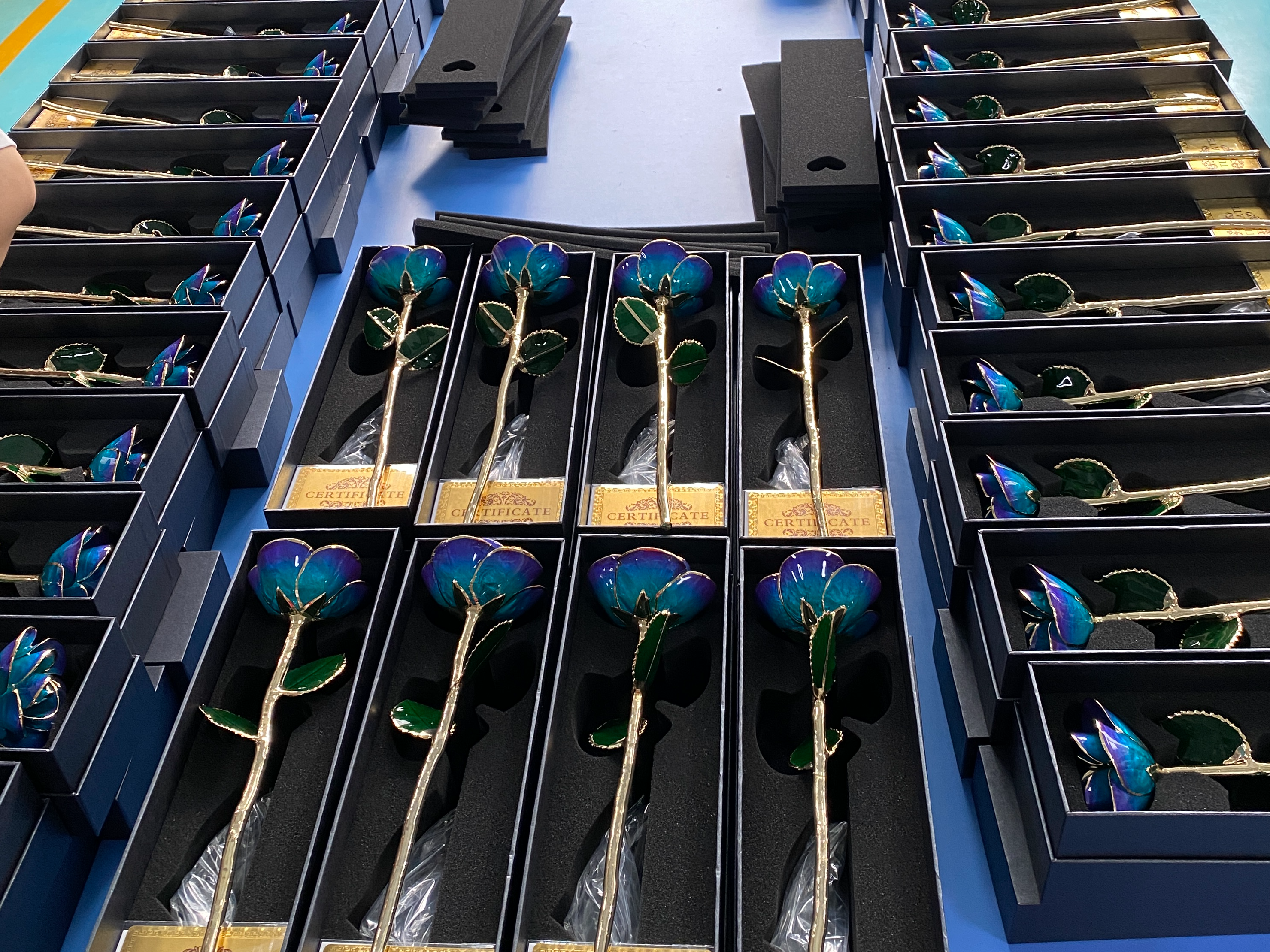 How Jewelry Stores Can Create a Premium Customer Gift Program with 24K Gold Dipped Roses